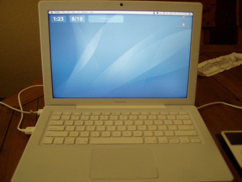 MacBook Air M1 w szalonej promocji. MacBook Neo postawiony pod ścianą